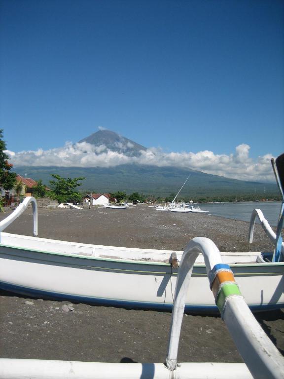 Lucky Paradise Bungalows On The Beach Amed  Bagian luar foto